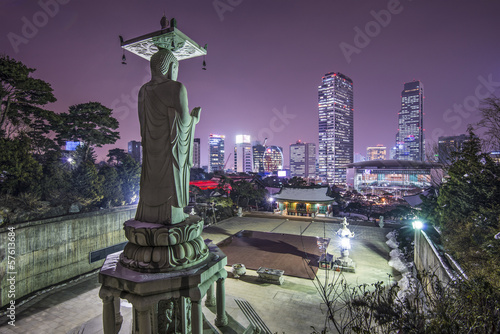 Obraz na płótnie canvas Seoul, korea południowa w świątyni bongeunsa