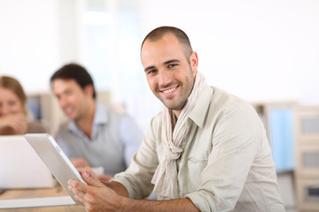Aufkleber - Smiling man in office using digital tablet