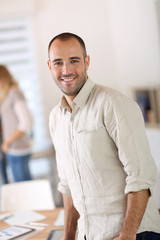 Aufkleber - Young businessman standing in office