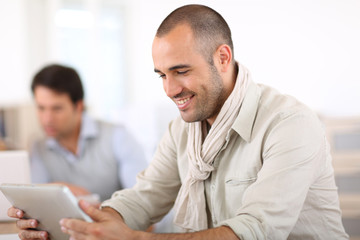 Aufkleber - Smiling man in office using digital tablet