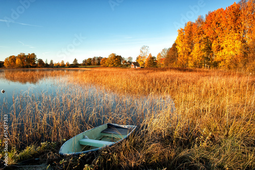Board z aluminiowym obramowaniem Chwalebny jesienny poranek w ostergotland, Szwecja.