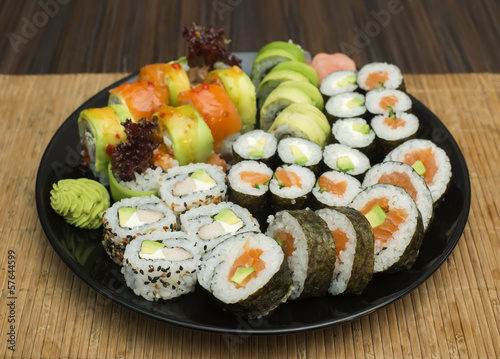 Board z aluminiowym obramowaniem Sushi w restauracji