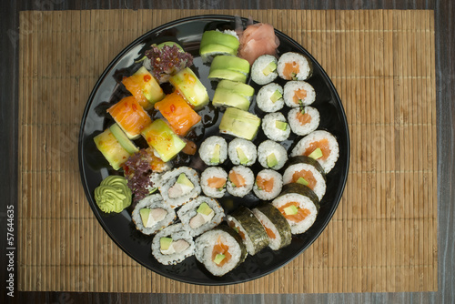 Board z aluminiowym obramowaniem Sushi w restauracji