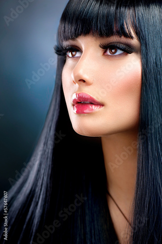 Plakat na papierze fotorealistycznym Piękna brunetka dziewczyna. 
