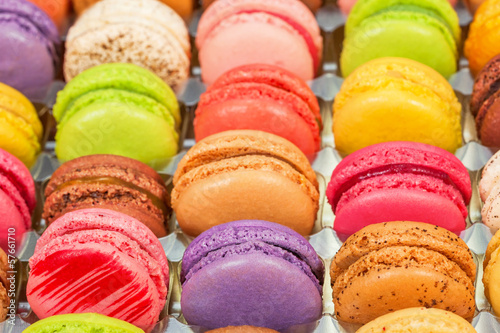 Board z aluminiowym obramowaniem Tradycyjne francuskie kolorowe macarons w pudełku