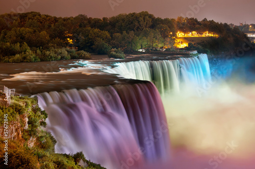 Fototapeta na wymiar Niagara Falls lit at night by colorful lights