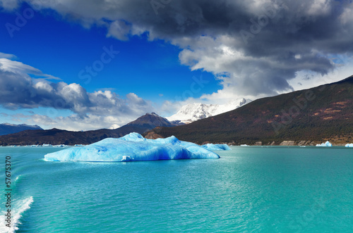 Plakat na papierze fotorealistycznym Argentino jezioro z kry, patagonia, Argentyna
