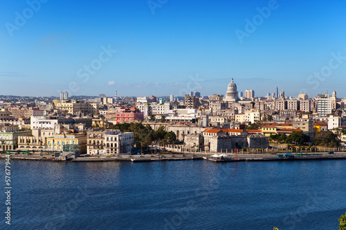 Board z aluminiowym obramowaniem Havana.view starego miasta przez zatokę z fortecy morro. 