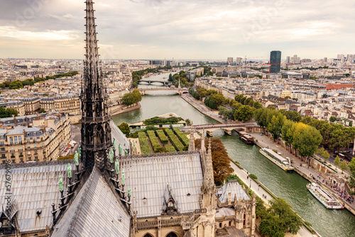 Board z aluminiowym obramowaniem Paryż widok z wieży katedry Notre Dame