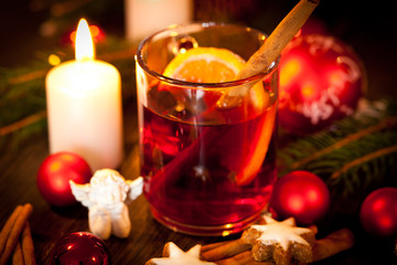 Fototapete - heisser aromatischer glühwein punsch mit orangen und zimt