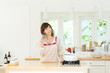 © one - ダイニングで寛ぐ女性