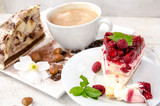 Fototapeta  - Kaffee-Kränzchen: Kuchen und Cappuccino genießen