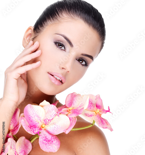 Fototapeta do kuchni Beautiful face of woman with healthy skin and pink flowers