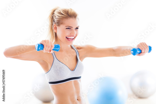 Foto-Stoff bedruckt - Woman exercising with dumbbells (von pikselstock)