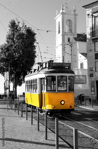 Board z aluminiowym obramowaniem Lizbona stary żółty tramwaj na czarno-białe tło