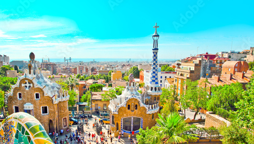 Fotoboard na płycie Słynny letni park guell ponad jasne błękitne niebo w barcelona