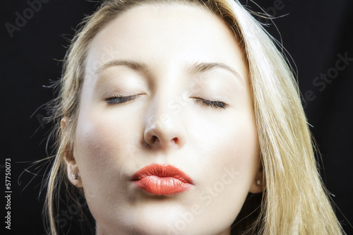 Kissing Girl With Closed Eyes Portrait Color Image Acquista Questa