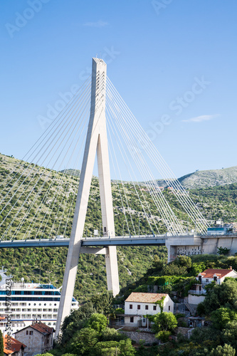 Plakat na papierze fotorealistycznym Statek wycieczkowy i most wiszący