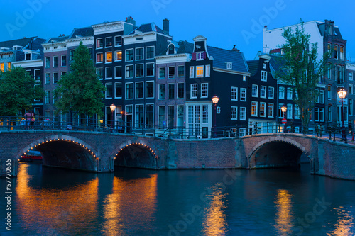 Fotoboard na płycie Most w Amsterdamie w nocy