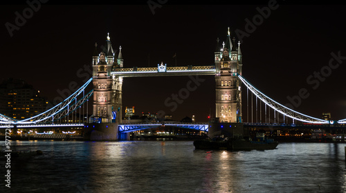 Naklejka samoprzylepna Tower Bridge na rzece Tamiza london uk w nocy