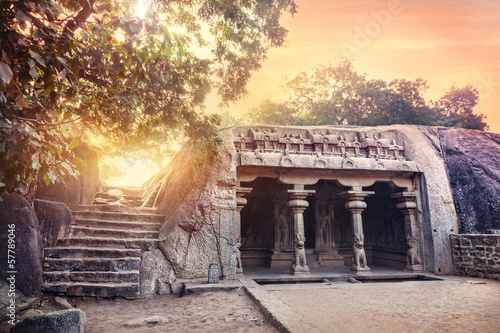 Board z aluminiowym obramowaniem Jaskinia w mamallapuram