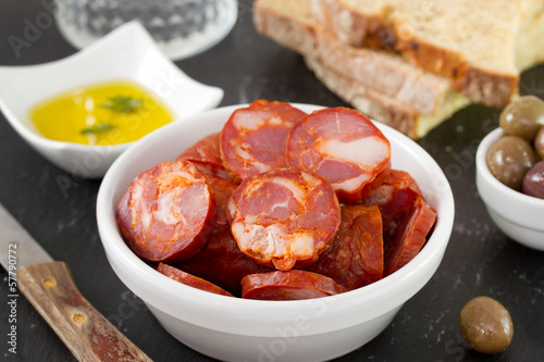 Naklejka samoprzylepna Chorizo ​​w misce z oliwą i chlebem