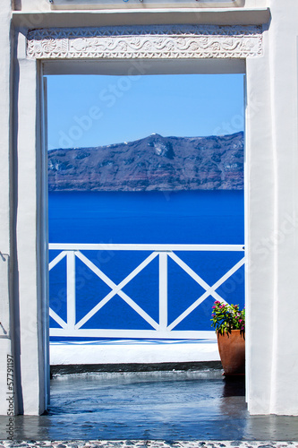 Board z aluminiowym obramowaniem Fira - stolica wyspy santorini w Grecji