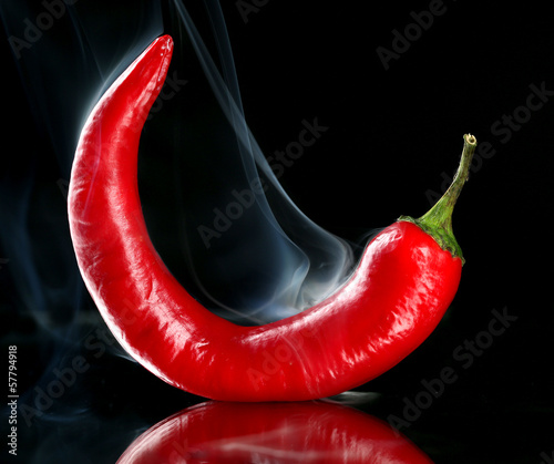 Naklejka samoprzylepna Czerwona papryczka chili odizolowane na czarno