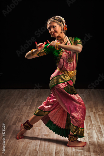 Board z aluminiowym obramowaniem Piękna dziewczyna tancerz indyjskiego tańca klasycznego bharatanatyam