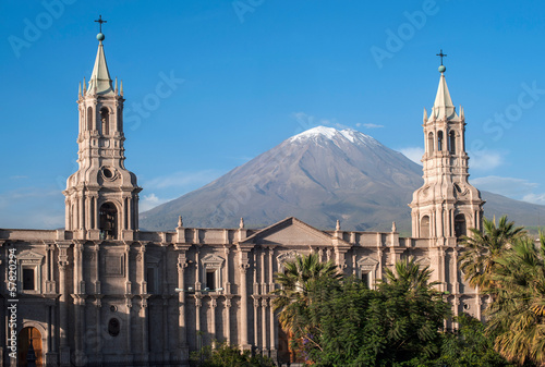 Plakat na papierze fotorealistycznym Wulkan el misti wychodzi na miasto arequipa w południowym Peru