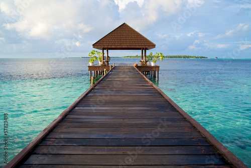 Board z aluminiowym obramowaniem Drewniane molo na oceanie