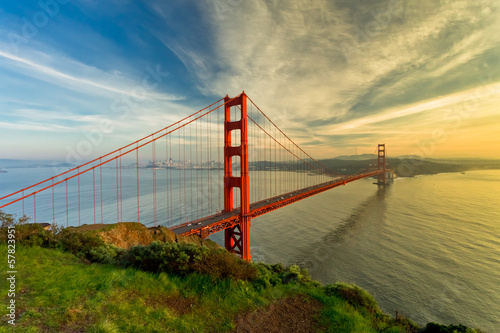 Board z aluminiowym obramowaniem Golden Gate Bridge o zachodzie słońca