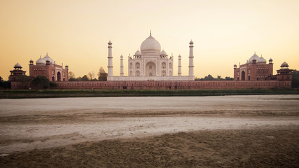 Canvas Print - The Taj Mahal at sunset in Agra, India.