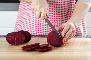 Canvas Print - Cutting beetroot