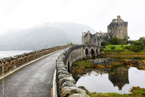 Board z aluminiowym obramowaniem Wyspa Donan Castle