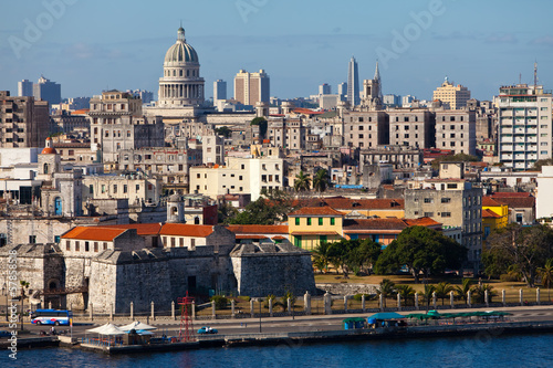 Board z aluminiowym obramowaniem Havana.view starego miasta przez zatokę z fortecy morro.
