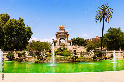 Fotoboard na płycie Wodospad fontanna w parc de la ciutadella