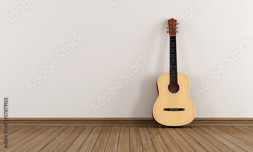 Board z aluminiowym obramowaniem Gitara akustyczna w pustym pokoju