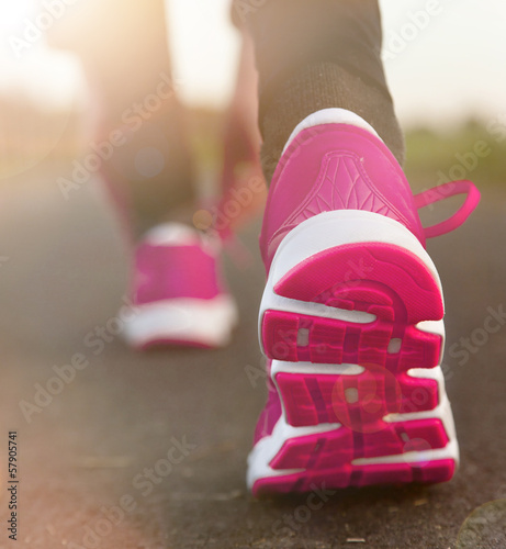 Board z aluminiowym obramowaniem Biegacz stóp działa na drodze