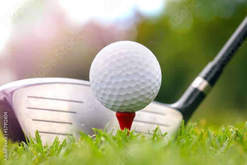 Obraz na płótnie canvas trzyczęściowy "tryptyk" Kij golfowy i piłka w trawie