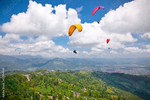 Obraz na płótnie canvas Paralotnia latająca przeciwko himalajom, nepal.