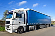 Moderner LKW auf der Straße mit Bewegungsunschärfe als Symbol für Logistik und Transport 