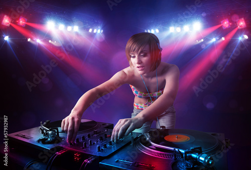 Plakat na papierze fotorealistycznym Nastolatek dj mieszanie rekordy przed tłumem na scenie