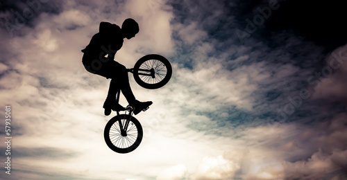 Fotoboard na płycie Sylwetka człowieka robi skok z rowerem bmx.