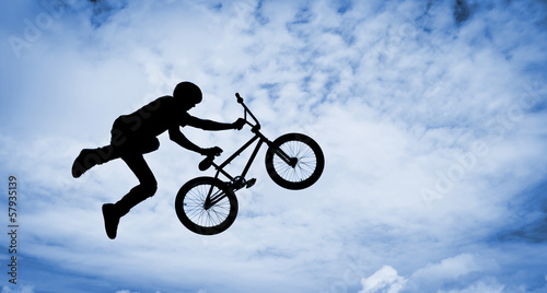 Fotoboard na płycie Sylwetka człowieka robi skok z rowerem bmx.