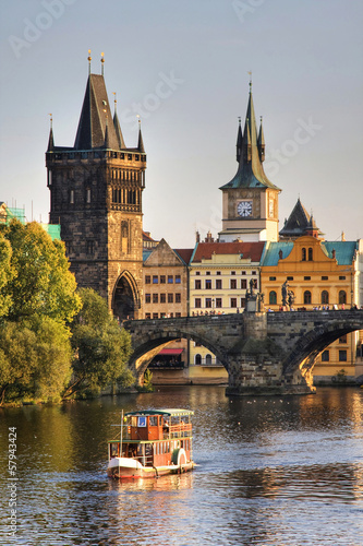 Photo Charles Bridge and architecture of the old town in Prague, Czech