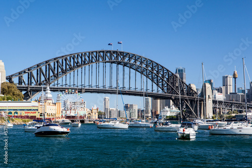 Obraz na płótnie canvas trzyczęściowy "tryptyk" Sydney Harbour Bridge i miasto