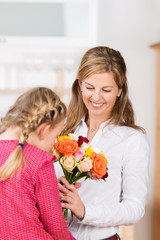 Poster - mutter und tochter mit einem blumenstrauß