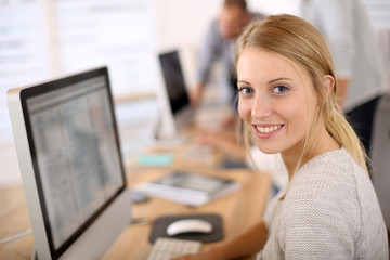 Fototapete - Portrait of beautiful office worker