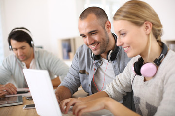 Fototapete - Friends in student lounge websurfing on internet